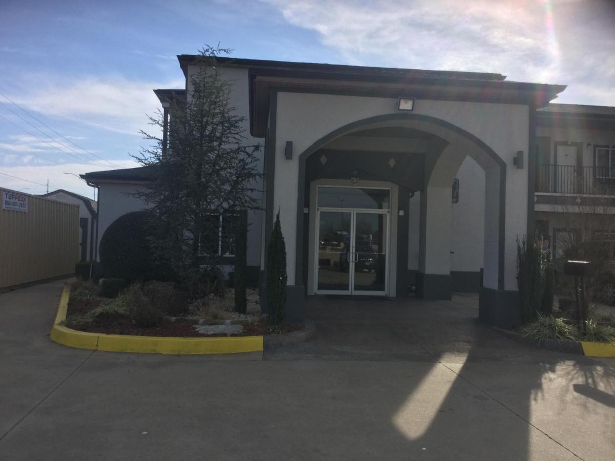 Motel And Muskogee